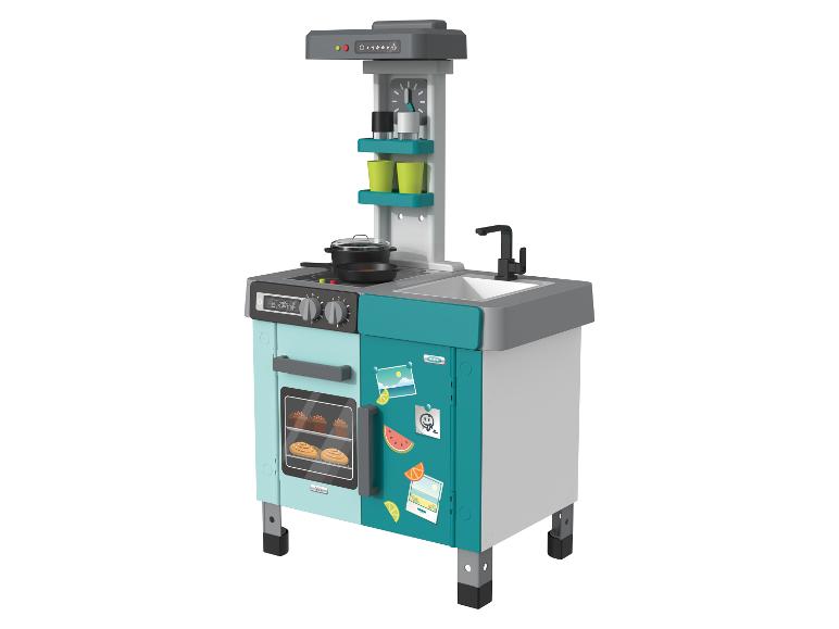 Een kinderkeuken met oven, gootsteen en koelkast, in blauw en grijs.