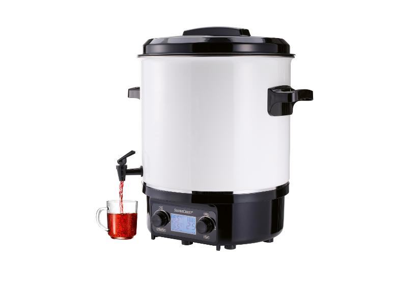 Een SilverCrest waterkoker schenkt een warme drank in een mok.