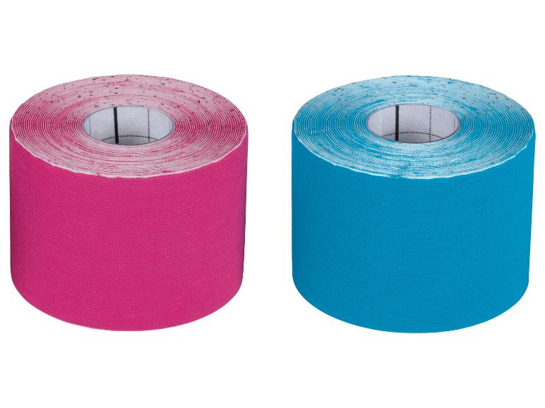 Twee rollen kinesiologietape: één fuchsia en één blauw
