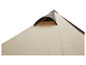 Een beige tent met een donkerbruin dak en ventilatieopening.