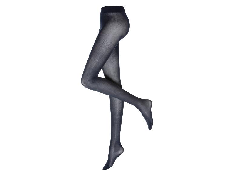 Donkerblauwe panty's op een model.