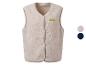 Beige fleecevest met knopen en een groene patch, met beige en marineblauwe kleurstaaltjes.