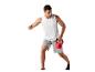 Man in mouwloos shirt en grijze shorts doet lunges met een rode 12 kg kettlebell.