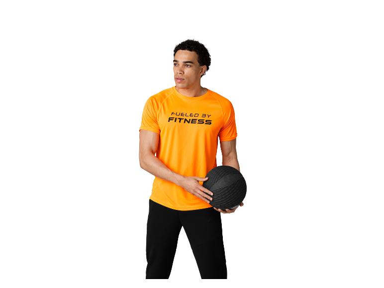 Man in oranje 'FUELED BY FITNESS' T-shirt met zwarte medicijnbal.