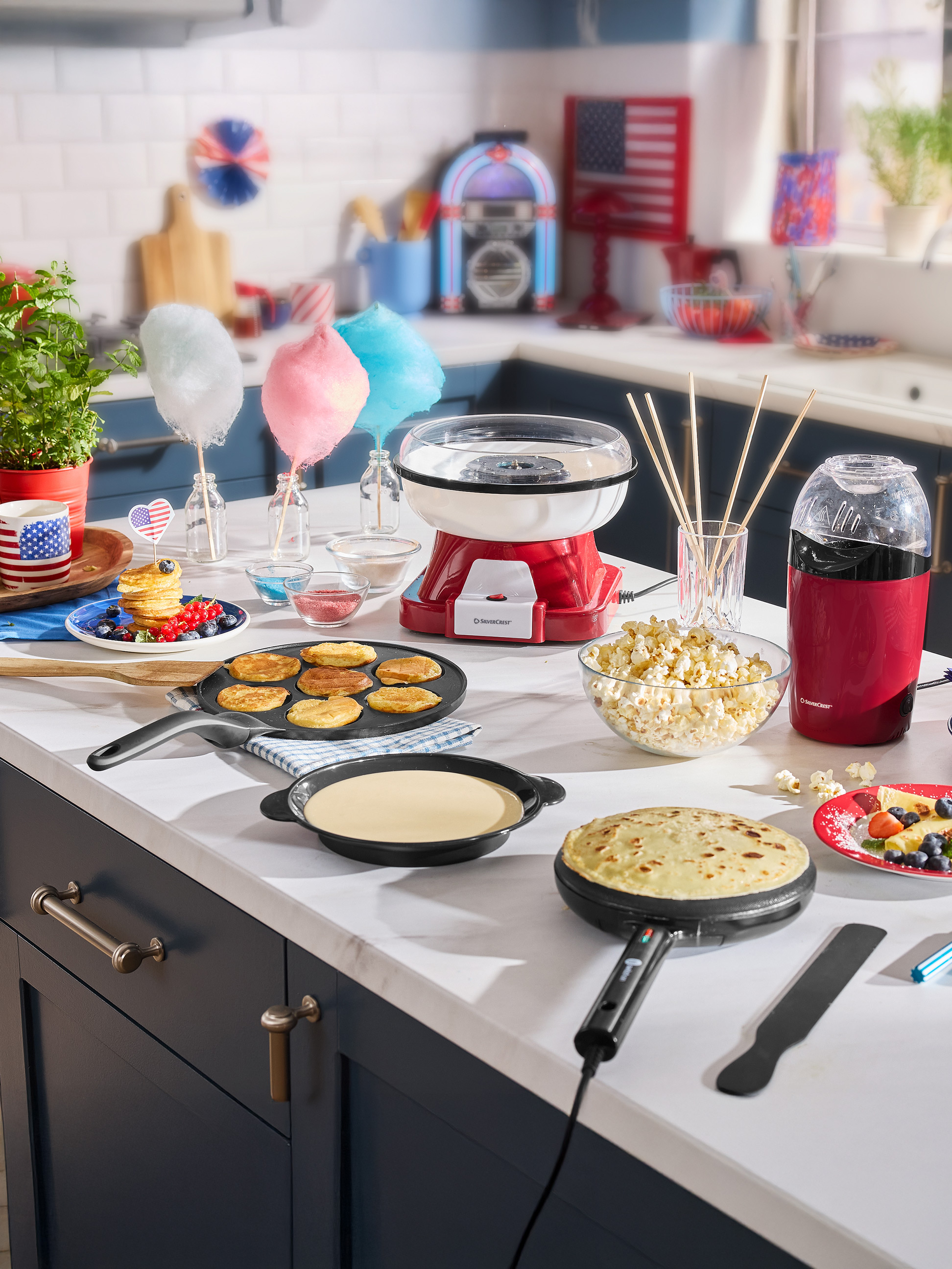 Aanrecht met SilverCrest suikerspinmachine, popcornmachine, pannenkoeken en crêpes.