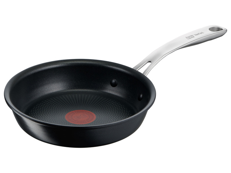 Een zwarte Tefal-koekenpan met een stalen handvat.