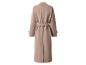 Lange beige trenchcoat met riem, van achteren gezien.
