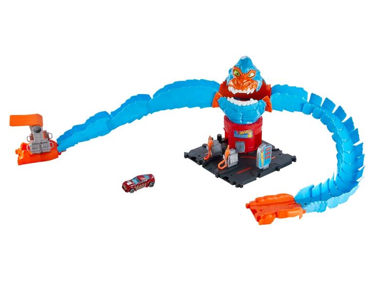 Hot Wheels-baan met een blauwe monster-toren, een oranje startlijn en een rode auto.
