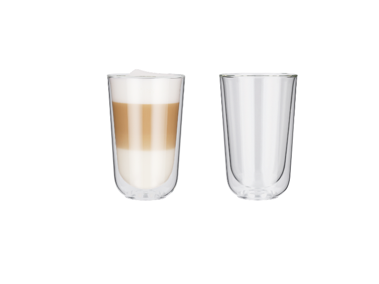 Twee latte macchiato glazen: één vol, één leeg.