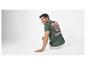 Man in een donkergroen T-shirt met bloemenprint en de tekst 'Original pattern' op de rug.