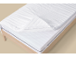 Wit matras met afneembare hoes en houten bedframe.