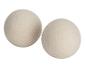 Twee wollen wasballen voor de wasmachine.