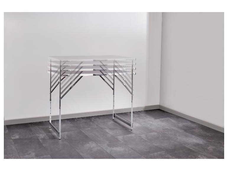 Aluminium klaptafel met verstelbare poten in een witte kamer met donkere vloer.