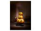 Halloween pompoentorenballon in een schemerig verlichte kamer.