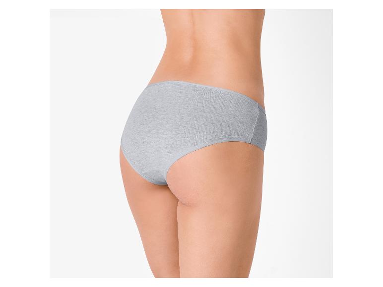 Vrouw in grijze katoenen slip, achteraanzicht