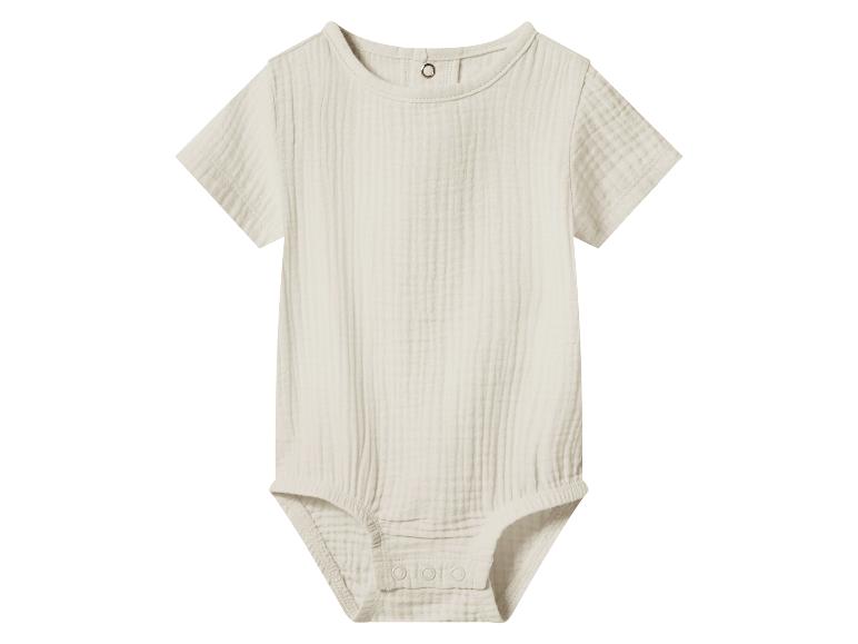 Babyromper met korte mouwen in beige, gemaakt van gekreukelde stof.