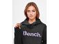 Vrouw in een zwarte Bench hoodie.