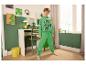 Jongen in groen Minecraft-trainingspak in een kamer met themadecoratie.