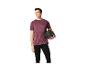 Man in sportshirt en legging met medicijnbal.