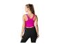 Vrouw in fuchsia sporttop en zwarte legging, achteraanzicht.