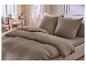 LIVARNO® mousseline beddengoed in taupe op een gezellig bed.