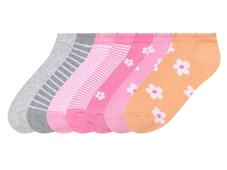 Sokkenset: grijs gestreept, roze met bloemen.