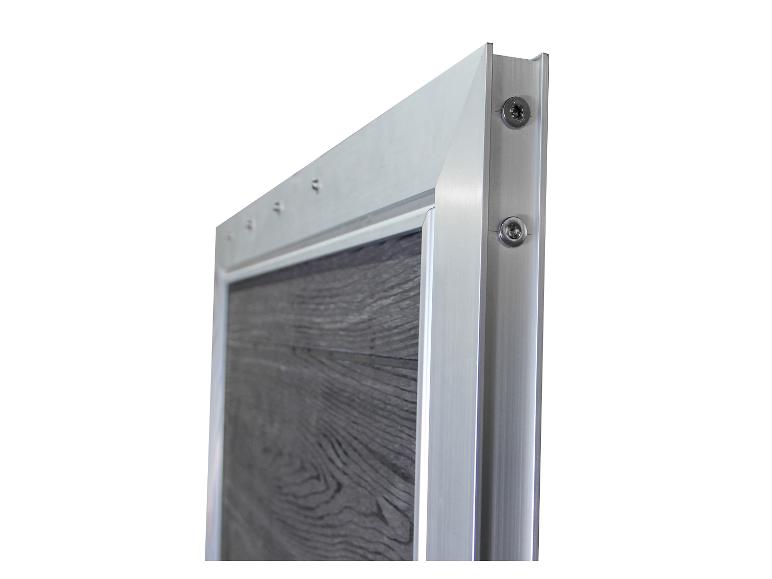 Gedetailleerd beeld van een aluminium frame met schroeven en een donker houten paneel.