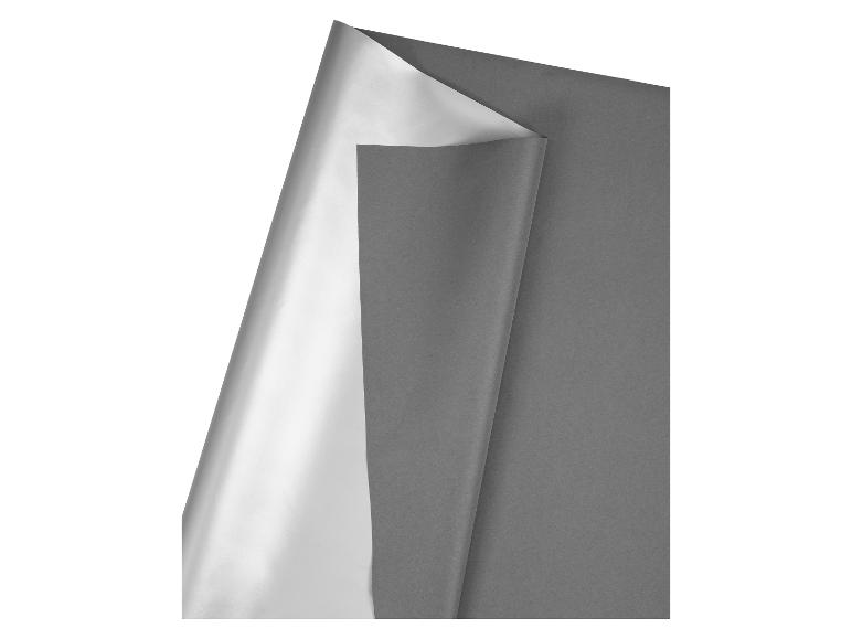 Grijs en zilver papier gevouwen in het midden.