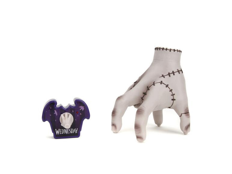 Wednesday-thema decoratieve hand en een paarse vleermuisvormige decoratie met de tekst 'WEDNESDAY'.