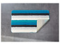 Badkamermat met gestreepte blauwe en witte kleuren.