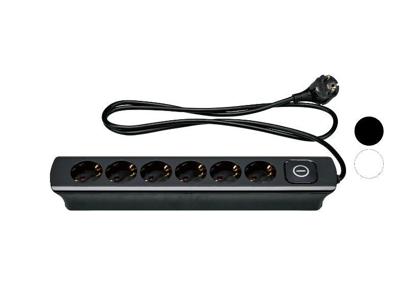 Zwart stekkerblok met zes stopcontacten en aan/uit-schakelaar, met een zwart netsnoer en stekker.
