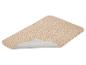 Beige antislipmat met opgevouwen hoek, die de onderkant toont.