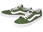 Groene sportschoenen met witte details en witte veters