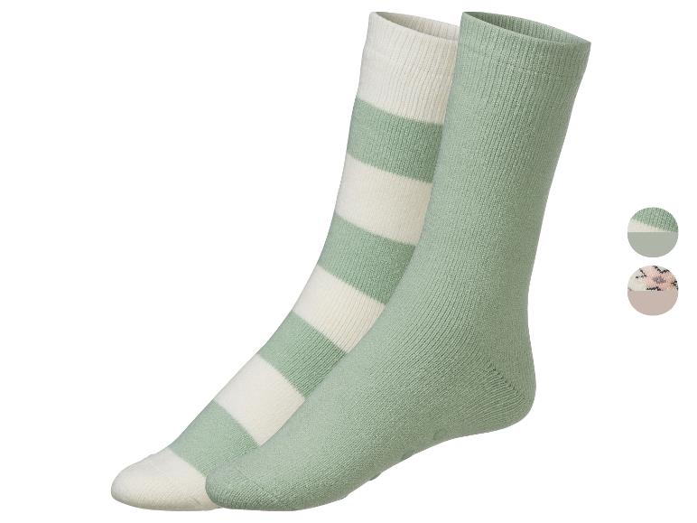 Twee paar sokken: één groen met witte strepen en één effen groen.