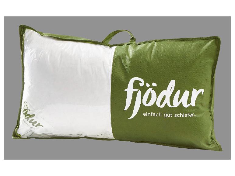 Wit kussen in groene hoes met rits en handvat, met de tekst „fjödur“
