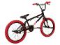 Een BMX-fiets met een zwart frame en rode banden.