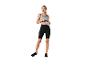 Vrouw in sportkleding: top, fietsbroek en waterfles.