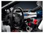 Close-up van een Lego Technic auto-interieur met stuur en dashboard.