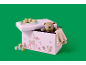 Roze speelgoedopbergdoos met bosdierenontwerp, teddybeer, deken en houten blokken.