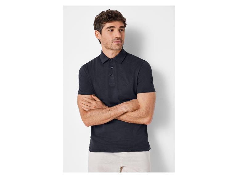 Donkerblauw poloshirt en lichte broek voor heren.