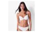 Een model draagt een witte bh en witte slip.