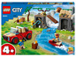 Lego City set met een jeep, waterscooter en een leeuwenverblijf.