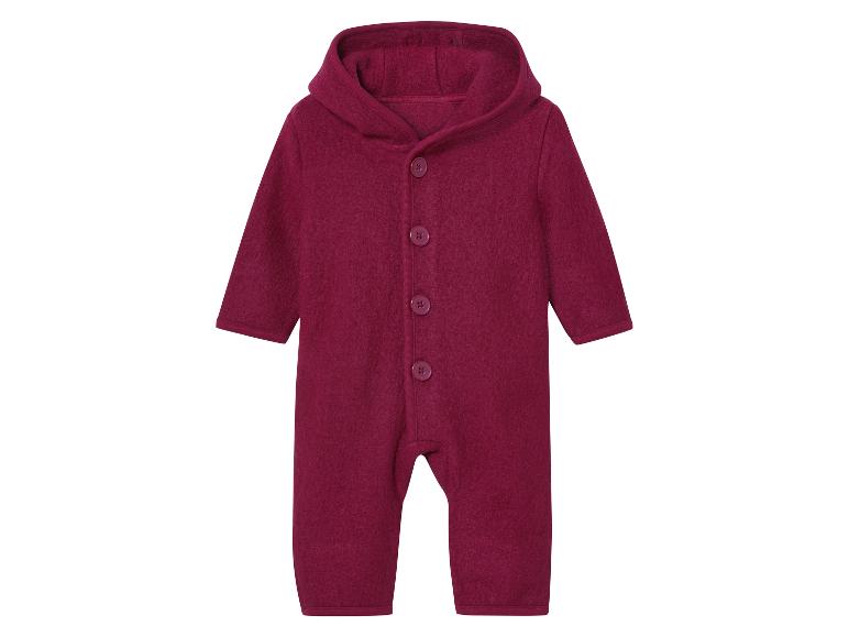 Bordeauxrode baby overall met capuchon.