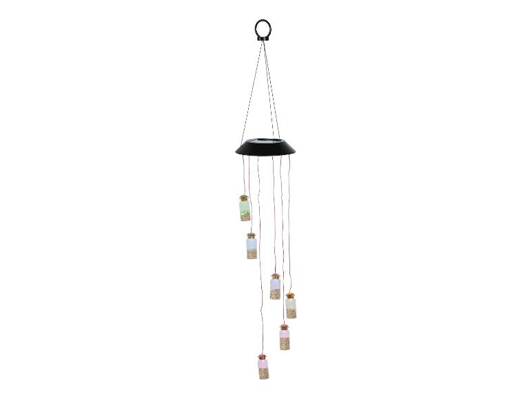Zonne-aangedreven mobiel met kleine, verlichte flesjes in diverse kleuren.