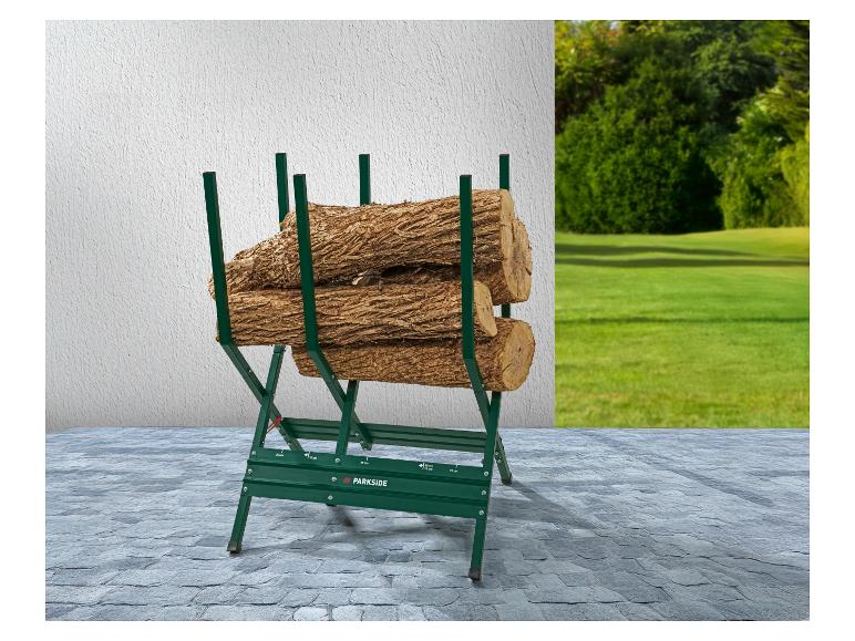 Groene zaagbok met drie boomstammen op een geplaveide binnenplaats met een groen gazon op de achtergrond.