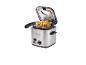 Zilverkleurige friteuse met open deksel, mand met goudbruine kipnuggets