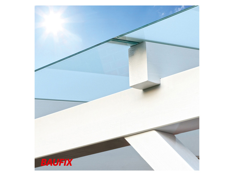 Glazen dakbedekking voor een houten overkapping van Baufix.