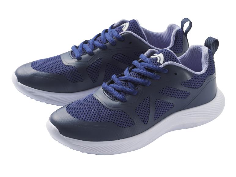 Twee paar blauwe sneakers met witte zolen.