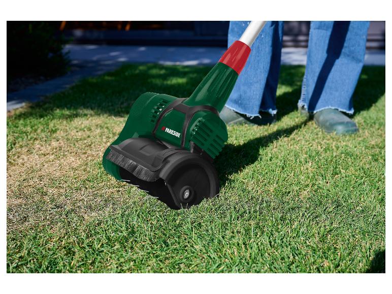 Parkside verticuteermachine in gebruik op gazon.