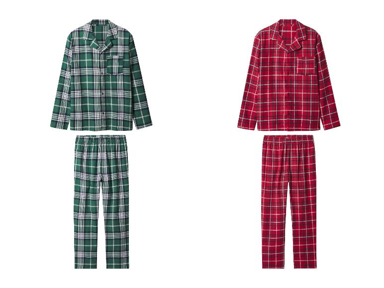 Twee sets geruite pyjama's, één groen en één rood.